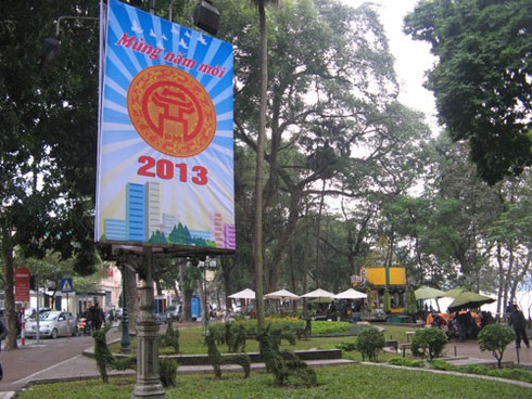 Hà Nội trang hoàng 56 tuyến phố đón Tết Quý Tỵ 2013 - ảnh 1