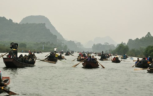Cấm chủ đò “vòi” tiền du khách chùa Hương - ảnh 1