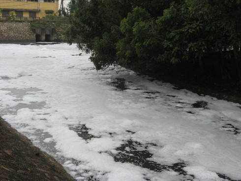 Kỳ lạ sông Nhuệ dâng bọt cao ngập đầu - ảnh 1