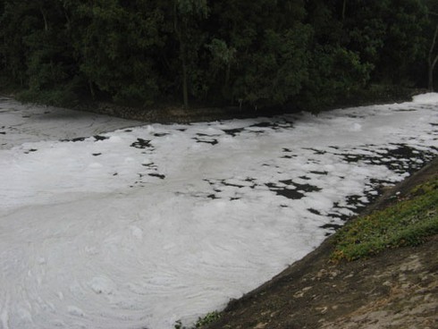 Kỳ lạ sông Nhuệ dâng bọt cao ngập đầu - ảnh 2