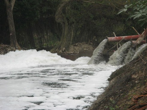 Kỳ lạ sông Nhuệ dâng bọt cao ngập đầu - ảnh 3