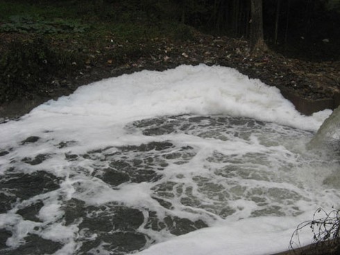 Kỳ lạ sông Nhuệ dâng bọt cao ngập đầu - ảnh 6