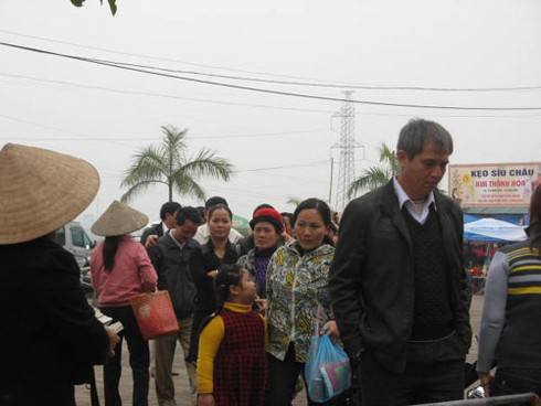 Bói rong, gửi xe chặt chém ở Đền Trần - ảnh 3