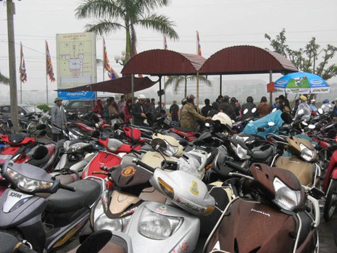 Bói rong, gửi xe chặt chém ở Đền Trần - ảnh 4