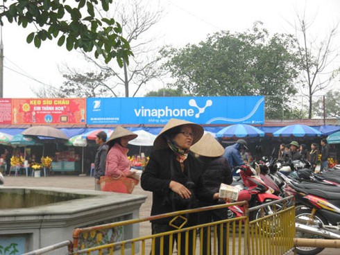 Bói rong, gửi xe chặt chém ở Đền Trần - ảnh 2