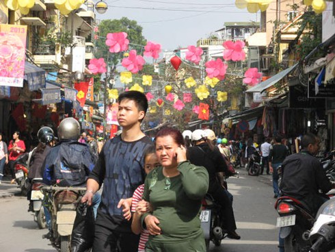 Giao thông VN: Khách Tây vừa đi vừa cầu nguyện - ảnh 2