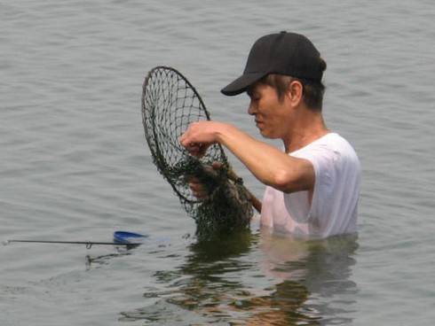 “Bơi” giữa Hồ Tây săn cá - ảnh 3