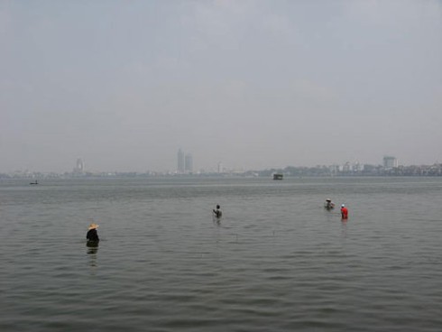 “Bơi” giữa Hồ Tây săn cá - ảnh 4