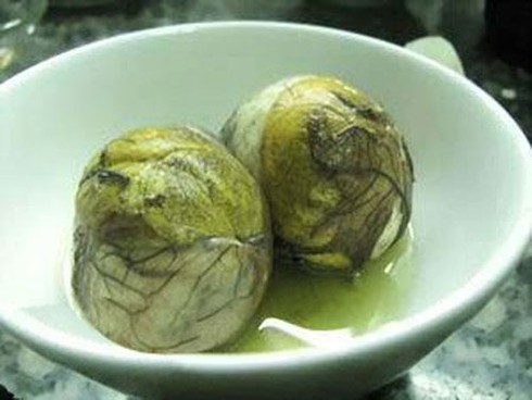 Nhìn rươi sống, thịt chó, khách Tây xây xẩm mặt mày - ảnh 1