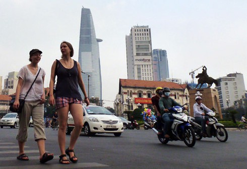 Giao thông VN: Khách Tây vừa đi vừa cầu nguyện - ảnh 1