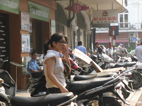 Hà Nội: Gửi xe máy bị “chém” 20 đến 40 nghìn đồng/lượt - ảnh 3