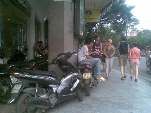 Hà Nội: Gửi xe máy bị “chém” 20 đến 40 nghìn đồng/lượt - ảnh 1