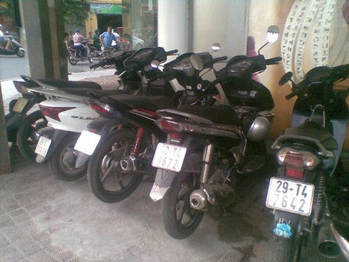 Hà Nội: Gửi xe máy bị “chém” 20 đến 40 nghìn đồng/lượt - ảnh 2