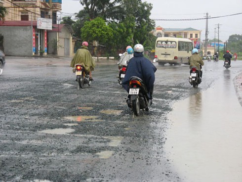 Quốc lộ 32 vừa cải tạo đã nham nhở ổ gà - ảnh 1