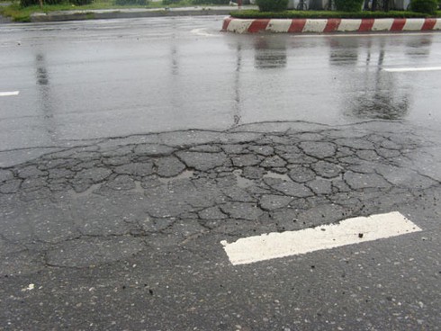 Quốc lộ 32 vừa cải tạo đã nham nhở ổ gà - ảnh 2