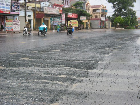 Quốc lộ 32 vừa cải tạo đã nham nhở ổ gà - ảnh 7