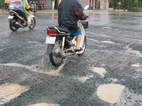 Quốc lộ 32 vừa cải tạo đã nham nhở ổ gà - ảnh 8