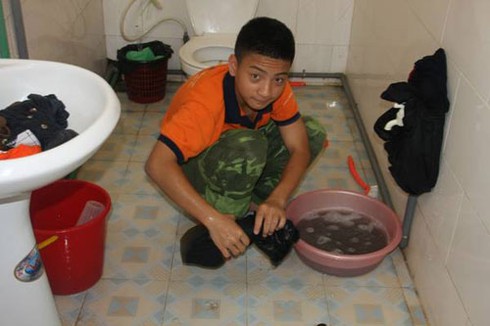 Từ xuyên kim qua tay, đi trên mảnh chai vỡ đến học... nhặt rau - ảnh 1