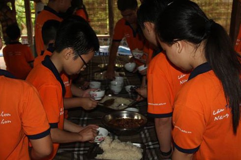 Từ xuyên kim qua tay, đi trên mảnh chai vỡ đến học... nhặt rau - ảnh 4