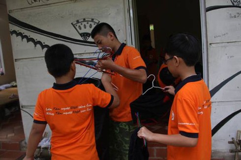 Từ xuyên kim qua tay, đi trên mảnh chai vỡ đến học... nhặt rau - ảnh 2