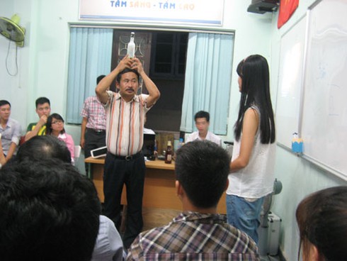 Từ xuyên kim qua tay, đi trên mảnh chai vỡ đến học... nhặt rau - ảnh 3