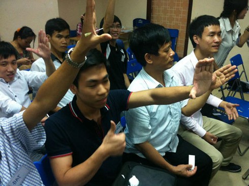 Dựng tóc gáy với lớp học đốt lửa, xuyên kim qua tay - ảnh 4