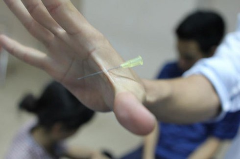 Dựng tóc gáy với lớp học đốt lửa, xuyên kim qua tay - ảnh 2