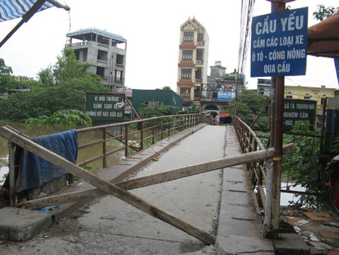 Một cây cầu bắc qua sông Nhuệ có nguy cơ sập - ảnh 2