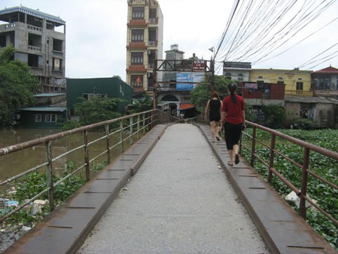 Một cây cầu bắc qua sông Nhuệ có nguy cơ sập - ảnh 4