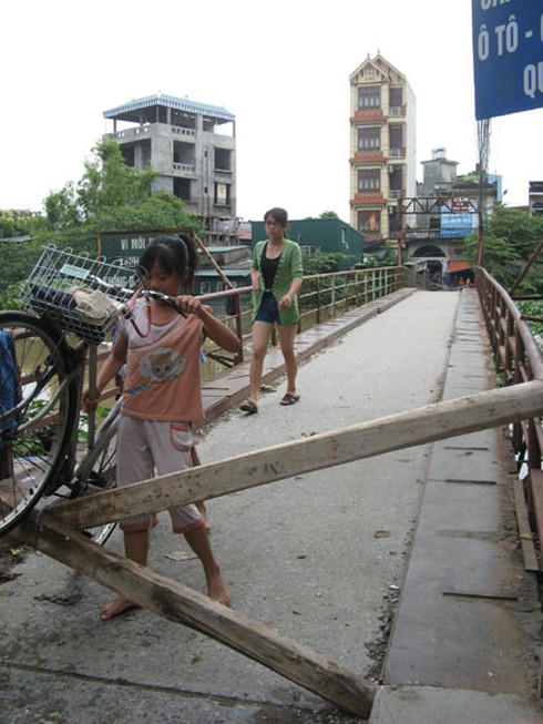 Một cây cầu bắc qua sông Nhuệ có nguy cơ sập - ảnh 6