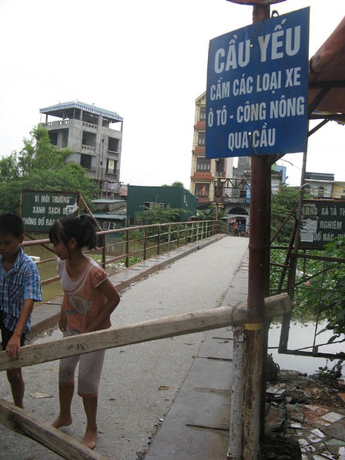 Một cây cầu bắc qua sông Nhuệ có nguy cơ sập - ảnh 7