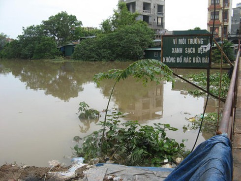 Một cây cầu bắc qua sông Nhuệ có nguy cơ sập - ảnh 8