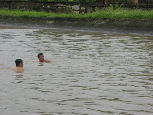 Những thiếu niên đùa giỡn với “thần chết” ven sông Nhuệ - ảnh 2