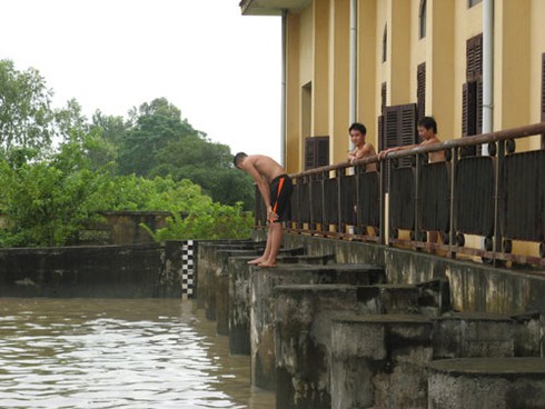 Những thiếu niên đùa giỡn với “thần chết” ven sông Nhuệ - ảnh 3
