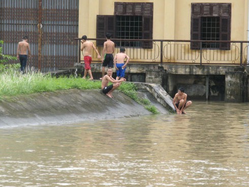 Những thiếu niên đùa giỡn với “thần chết” ven sông Nhuệ - ảnh 4