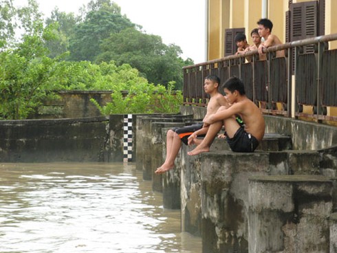 Những thiếu niên đùa giỡn với “thần chết” ven sông Nhuệ - ảnh 7