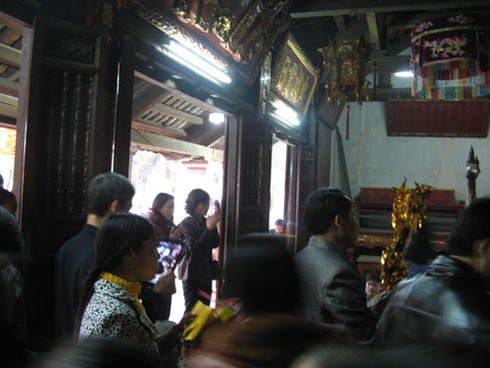 Lễ Vu Lan: Đội quân cúng thuê giành giật khách trước cổng chùa - ảnh 1