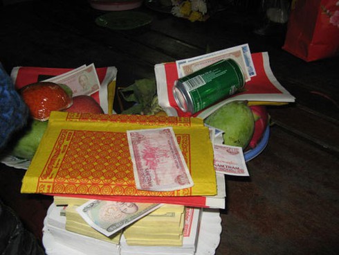 Lễ Vu Lan: Đội quân cúng thuê giành giật khách trước cổng chùa - ảnh 2