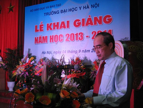 Theo chân thủ khoa Đại học Y HN đội mưa đi khai giảng - ảnh 19