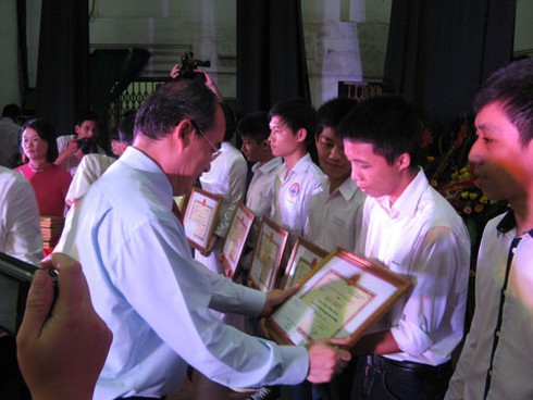 Theo chân thủ khoa Đại học Y HN đội mưa đi khai giảng - ảnh 7