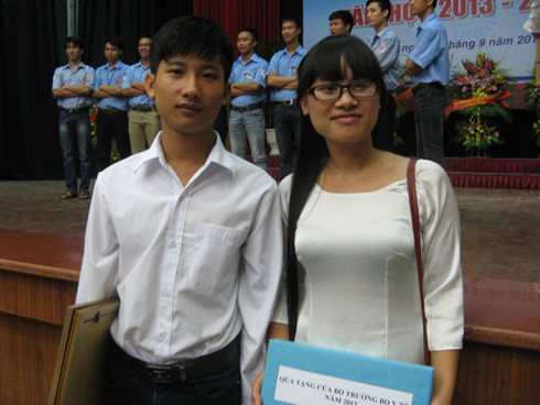 Theo chân thủ khoa Đại học Y HN đội mưa đi khai giảng - ảnh 12