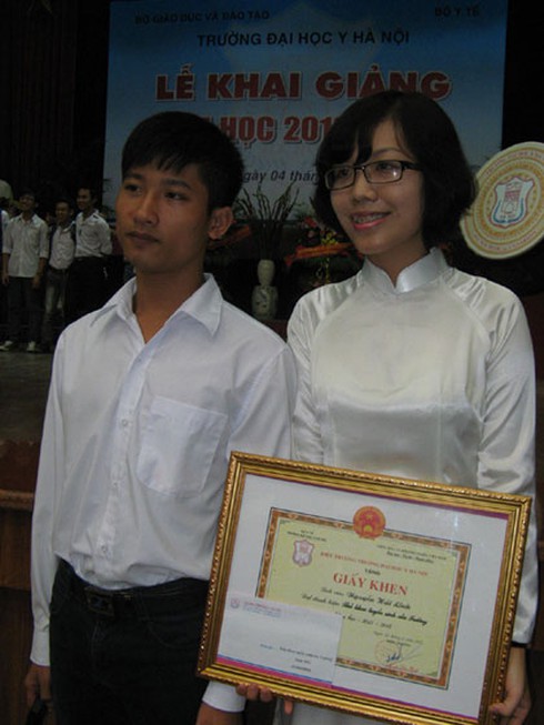 Theo chân thủ khoa Đại học Y HN đội mưa đi khai giảng - ảnh 11