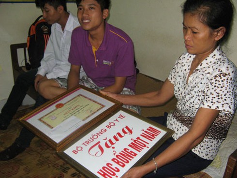 Theo chân thủ khoa Đại học Y HN đội mưa đi khai giảng - ảnh 17