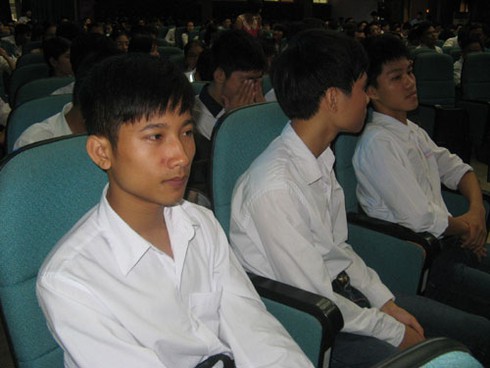 Theo chân thủ khoa Đại học Y HN đội mưa đi khai giảng - ảnh 4