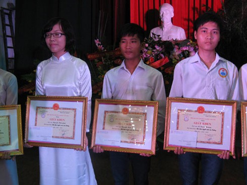 Theo chân thủ khoa Đại học Y HN đội mưa đi khai giảng - ảnh 9