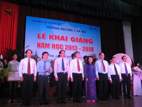 Theo chân thủ khoa Đại học Y HN đội mưa đi khai giảng - ảnh 10