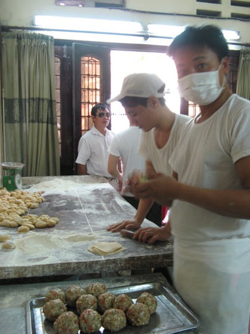 Vì sao người thủ đô xếp hàng mua bánh Trung thu… chửi? - ảnh 13