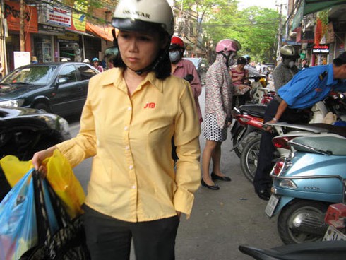 Vì sao người thủ đô xếp hàng mua bánh Trung thu… chửi? - ảnh 16