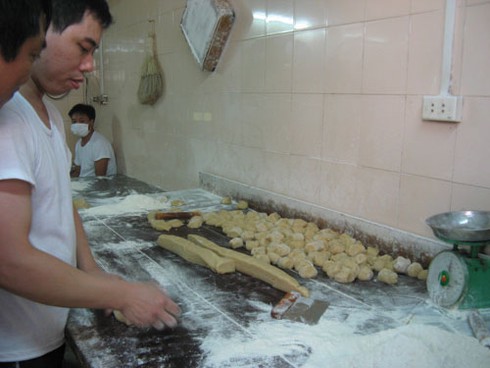 Vì sao người thủ đô xếp hàng mua bánh Trung thu… chửi? - ảnh 14