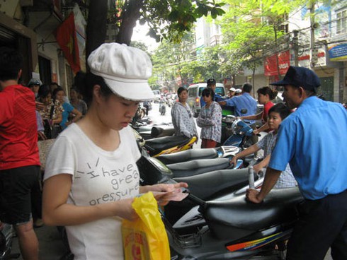 Vì sao người thủ đô xếp hàng mua bánh Trung thu… chửi? - ảnh 6